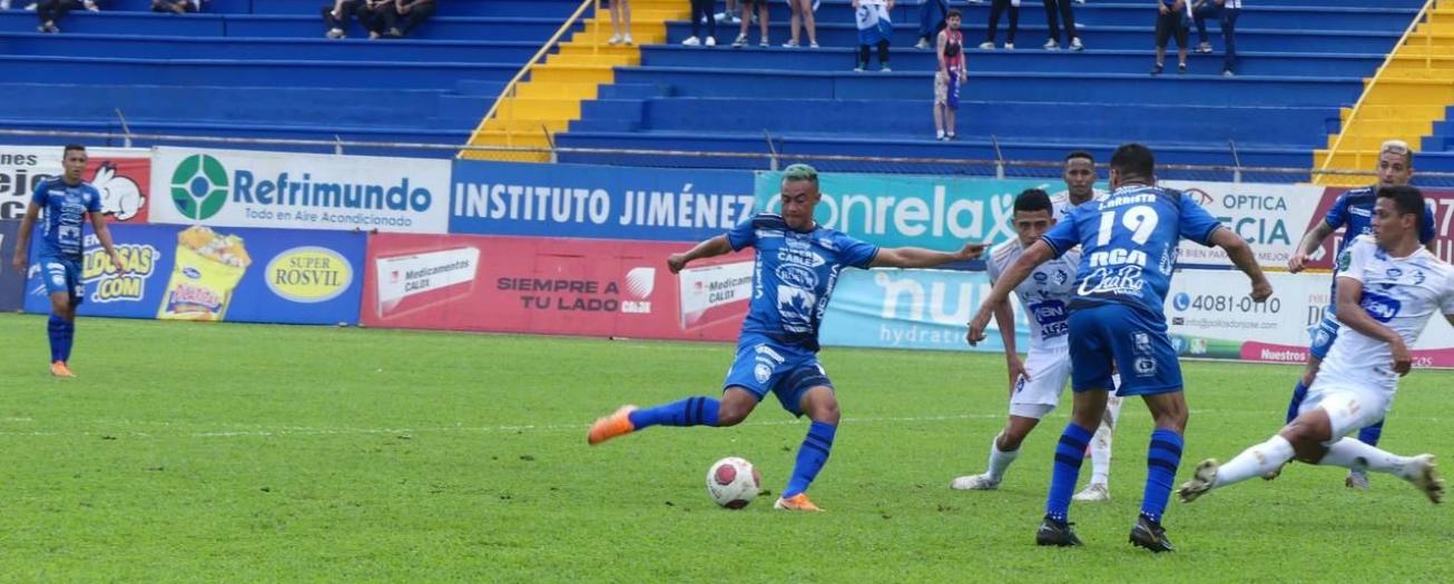 Municipal Grecia en caída libre