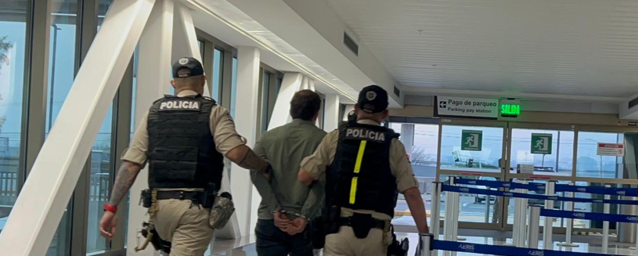 Sujeto intentaba salir del país con dos armas de fuego en su equipaje de mano