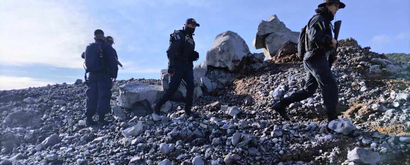 Fuerza Pública y SINAC desalojan a 14 turistas del volcán Poás que ingresaron de forma ilegal