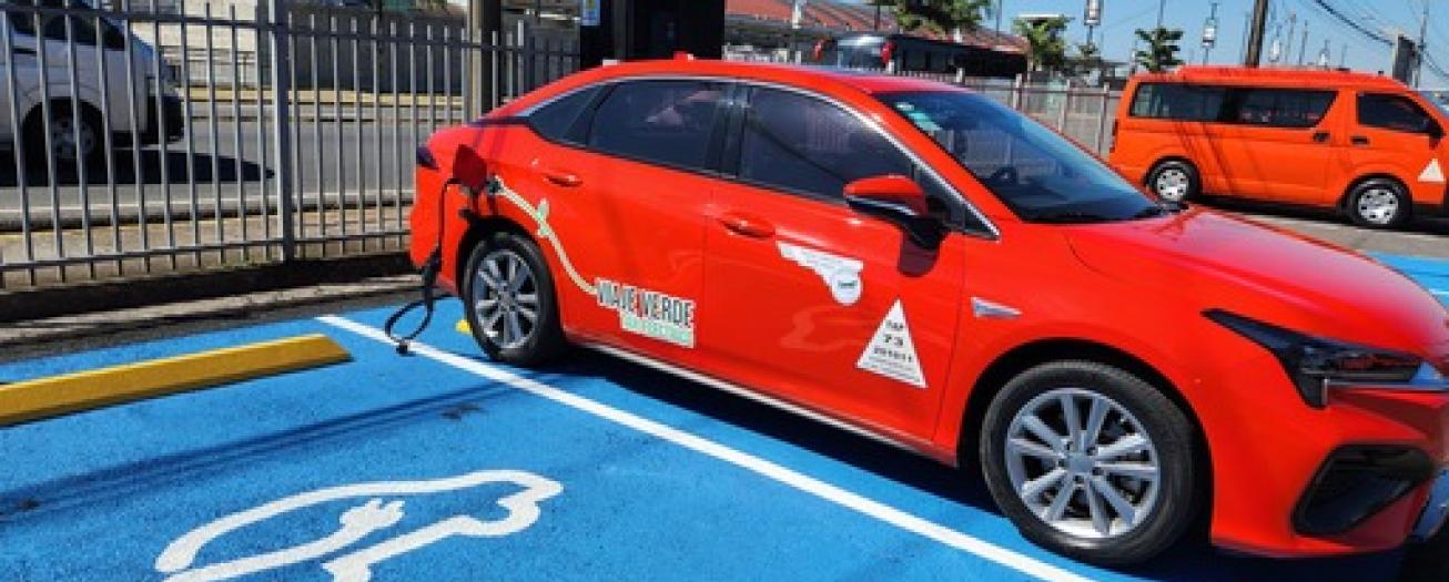 Inauguran cargadores exclusivos para taxis eléctricos en el aeropuerto Internacional Juan Santamaría