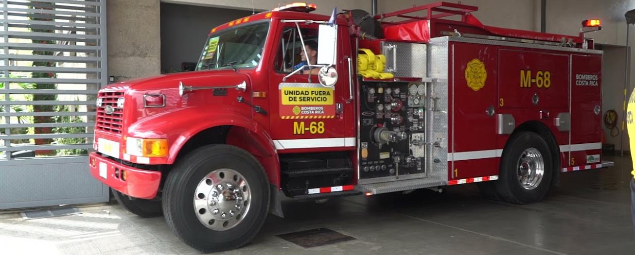 Presidente Chaves Robles firma Reglamento de Benemérito Cuerpo de Bomberos 