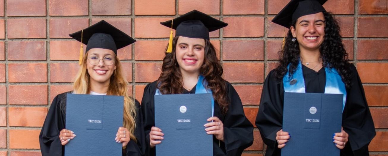 Tres mujeres se convierten en las primeras Ingenieras Físicas de Costa Rica y Centroamérica