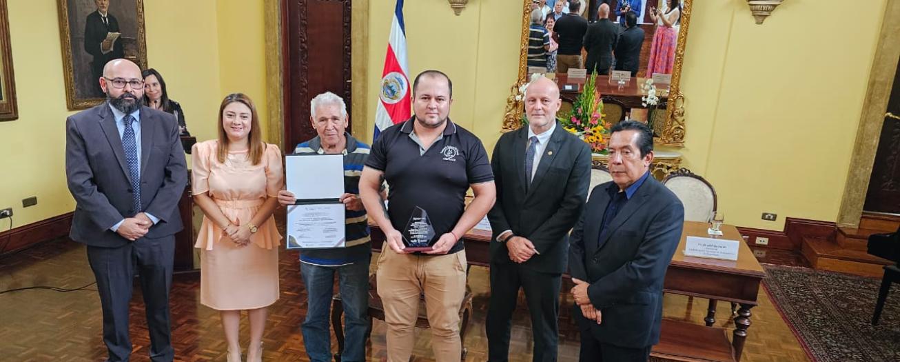 Dinadeco y Conadeco premian a Funeraria Comunal de Grecia