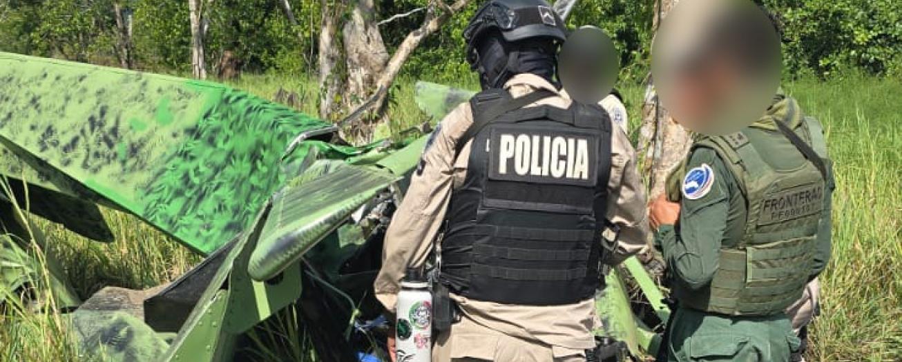 Seguimiento aéreo y amplio despliegue policial culminan con decomiso de aeronave narco y 205 paquetes de cocaína