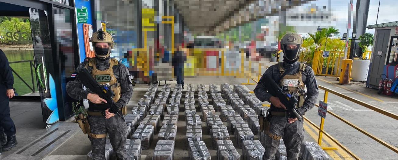 PCD y Guardacostas detienen embarcación pesquera con 1.301 paquetes con cocaína