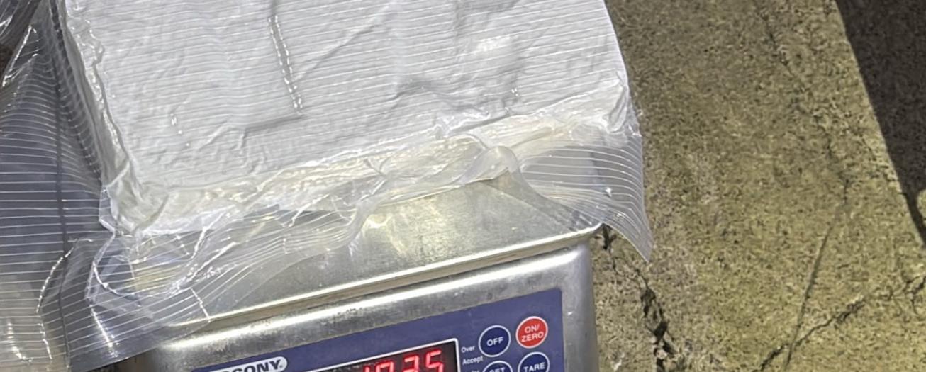 Fuerza Pública detiene vehículo que llevaba un kilo de aparente cocaína