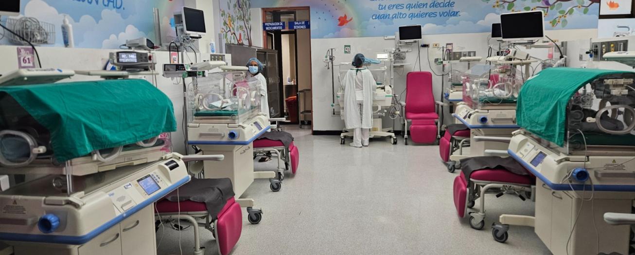 Corazón a corazón: madres canguro abrazan a sus hijos piel con piel en el hospital de las Mujeres