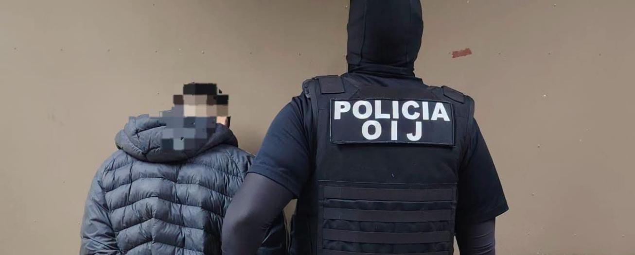 OIJ da otro golpe en Grecia, allanan bodega con vehículos robados 