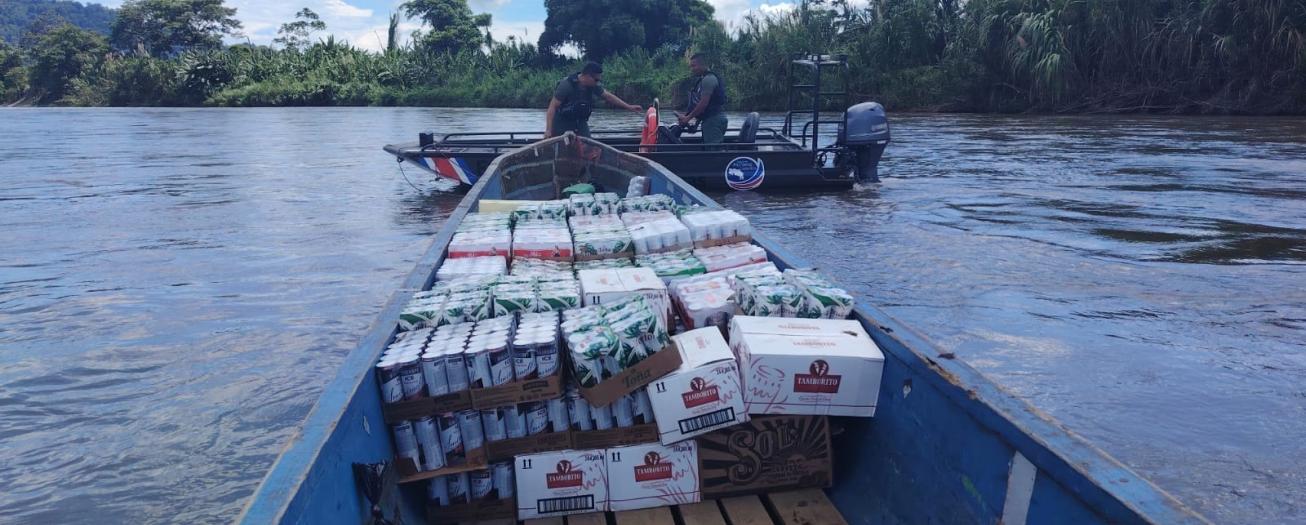 Policía de Fronteras y Policía de Control Fiscal capturan lancha con millonario cargamento de licores contrabandeados