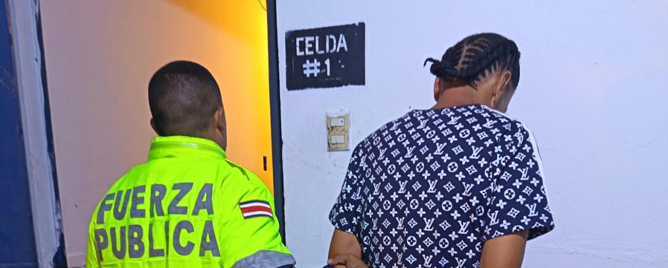 Hombre es detenido en Grecia por presunto incumplimiento de medidas de protección