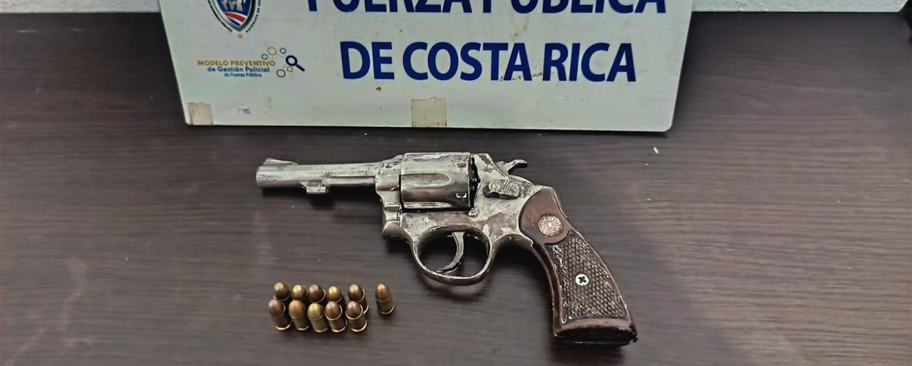 Policía decomisa arma de fuego durante atención de caso de violencia doméstica en Grecia