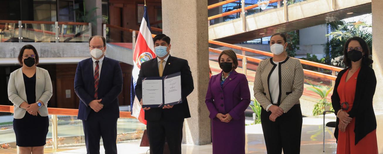 Presidente Alvarado firma ley que da garantía a préstamos bancarios de empresas afectadas por la pandemia