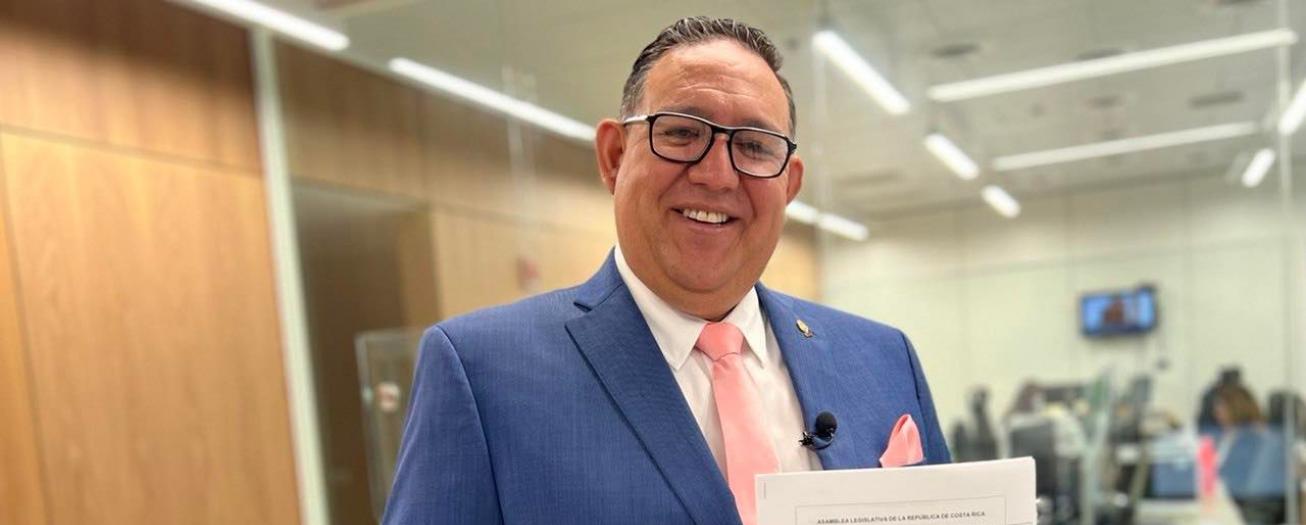 Diputado presenta proyecto para que concejos  municipales puedan continuar sesionando de manera virtual. 