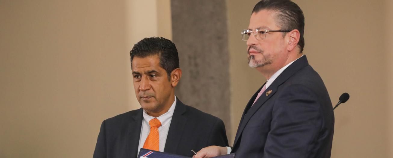 Jerarcas firman decreto sobre Canasta Básica Tributaria