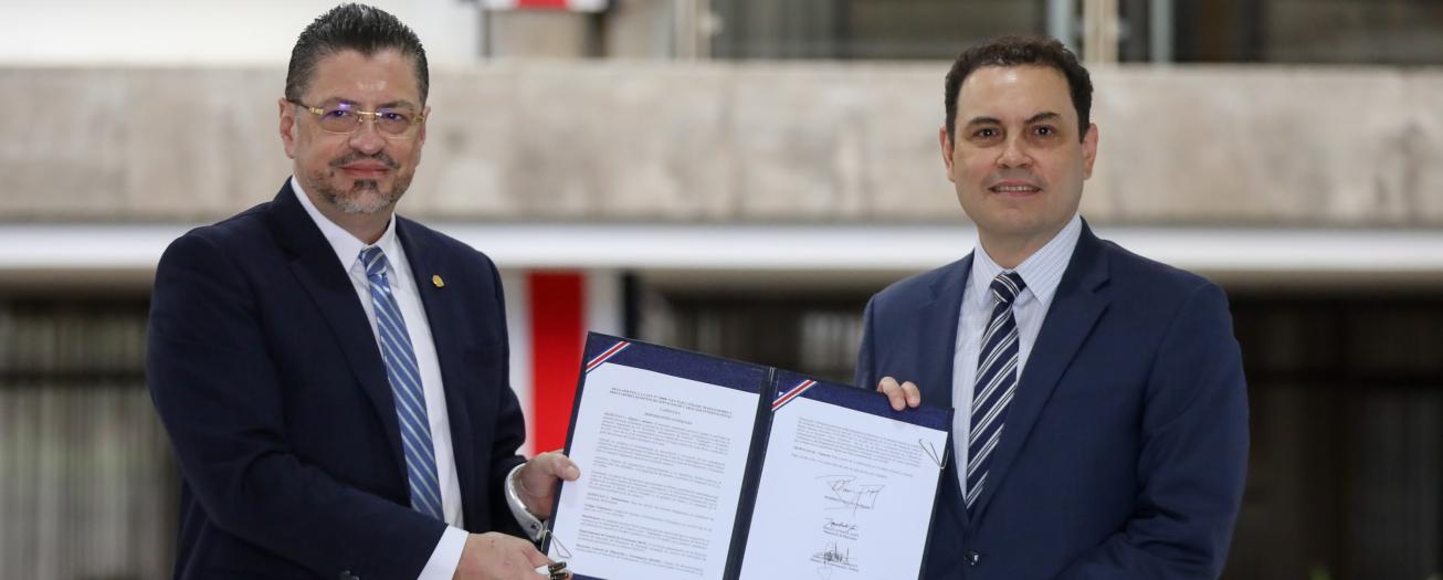 Presidente Chávez firma reglamento para nómadas digitales 