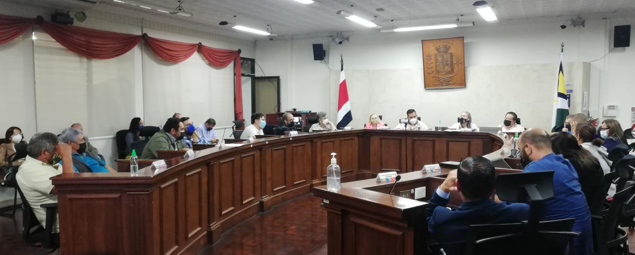 Contraloría pide parar la fiesta de horas extras en sesiones del Concejo Municipal