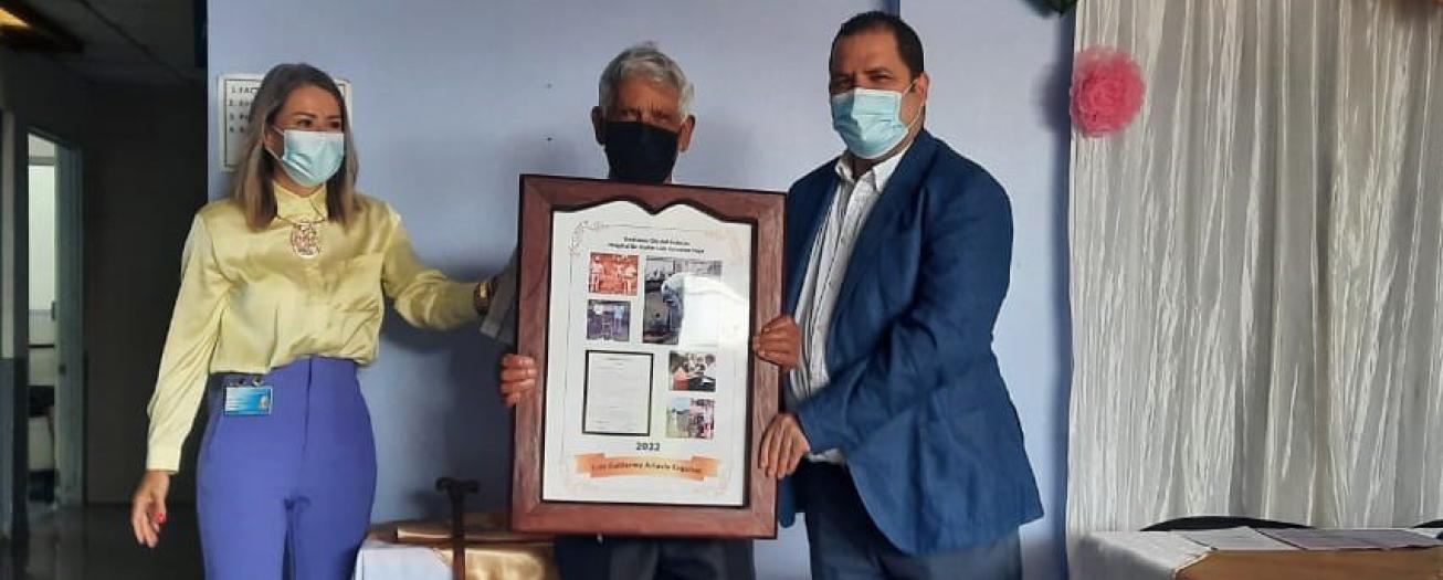 Hospital Carlos Luis Valverde Vega homenajeó a exfuncionario por dedicación y entrega desde hace 21 años
