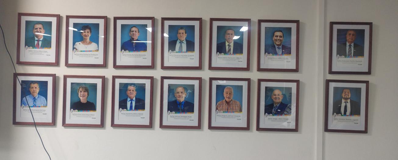 Concejo municipal acuerda quitar retratos de alcaldes y presidentes municipales del salón de sesiones 