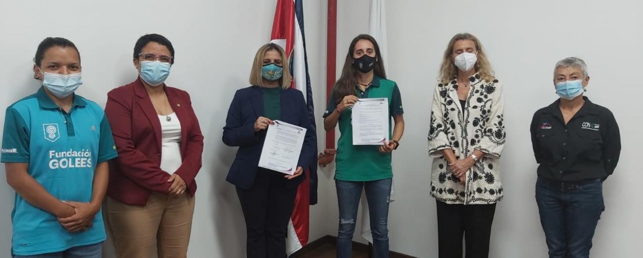 Convenio permitirá a mujeres de zonas vulnerables fortalecer capacidades en materia deportiva y recreativa 