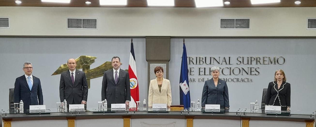 TSE entrega credenciales a Presidente y Vicepresidentes de la República electos