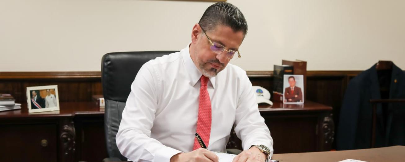 Presidente Chaves firma decreto para detener impuesto único a los combustibles