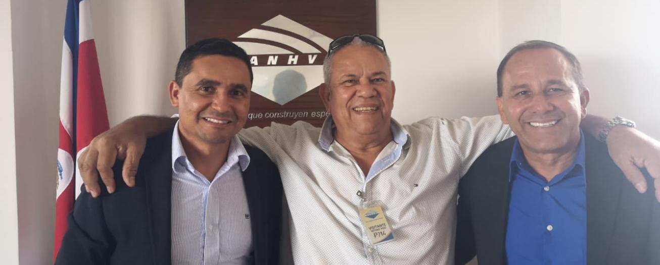 Principal enemigo de la municipalidad aparece en fotografía con alcalde
